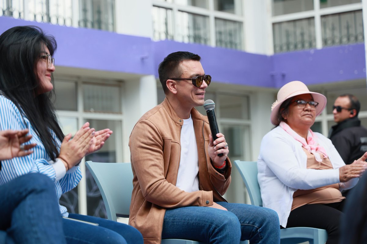 Presidencia_Ec's tweet photo. Desde la Ferroviaria, en Quito, el presidente @DanielNoboaOk compartió el #DíaDeReyes con familias beneficiarias del Espacio Integral Familiar de @InclusionEc. Donde tendrán acceso a talleres de peluquería, panadería, moda, así como a espacios deportivos y culturales, un auditorio y una sala de capacitación. Además, se implementarán más talleres de carpintería, mecánica y un espacio de Socio Empleo. 

#ElNuevoEcuador