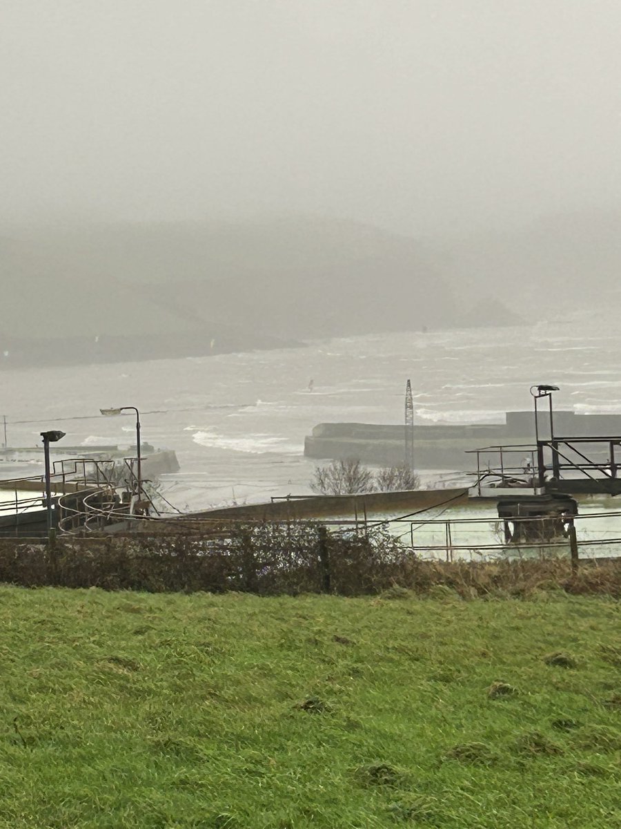Rough seas at Par yesterday, viewed from the fields.

#cornwall #sea #farming #farmlife