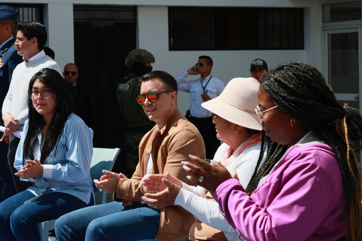 Presidencia_Ec's tweet photo. Desde la Ferroviaria, en Quito, el presidente @DanielNoboaOk compartió el #DíaDeReyes con familias beneficiarias del Espacio Integral Familiar de @InclusionEc. Donde tendrán acceso a talleres de peluquería, panadería, moda, así como a espacios deportivos y culturales, un auditorio y una sala de capacitación. Además, se implementarán más talleres de carpintería, mecánica y un espacio de Socio Empleo. 

#ElNuevoEcuador