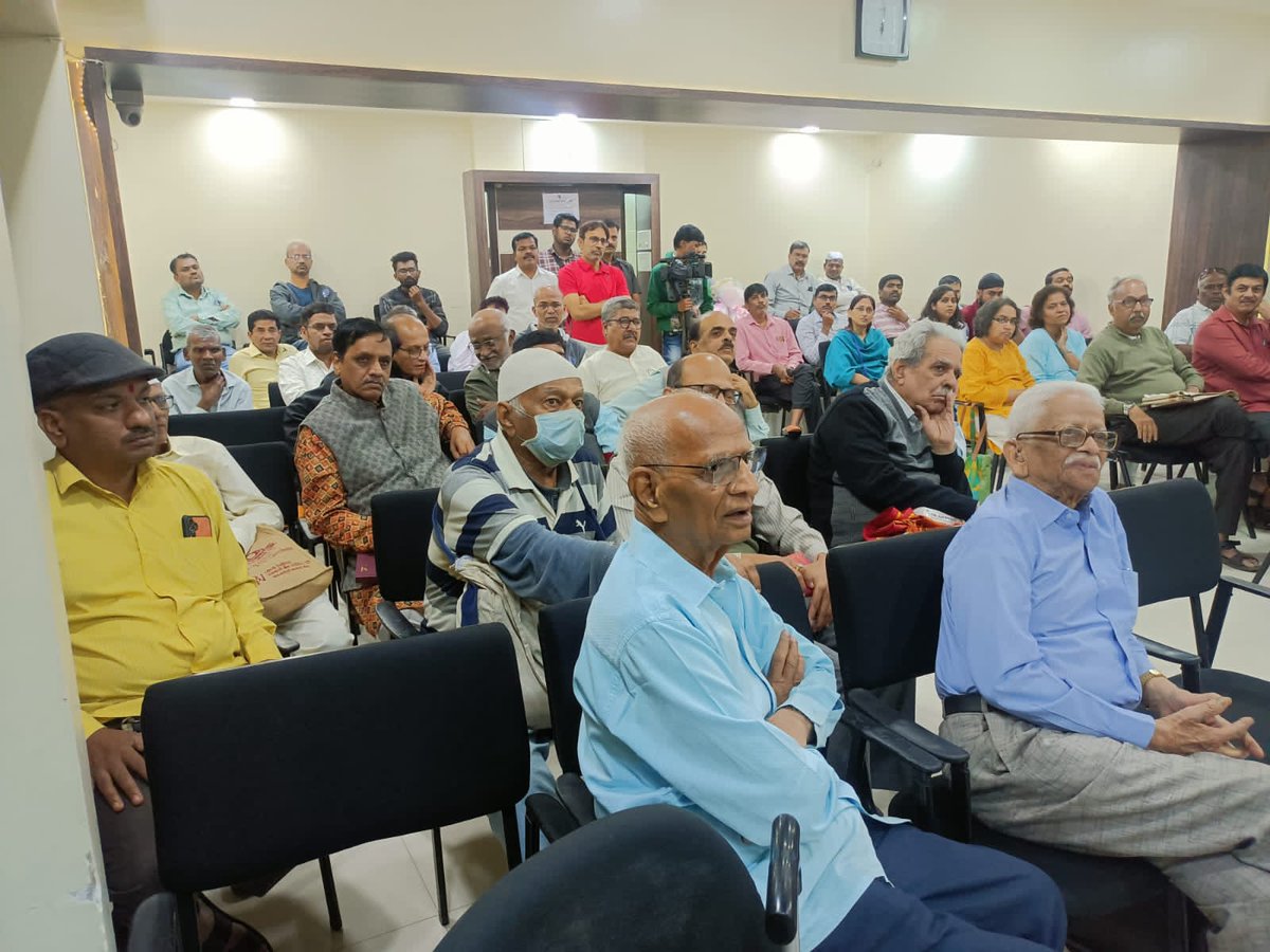 मराठी पत्रकारितेचे जनक आचार्य बाळशास्त्री जांभेकर यांनी ६ जानेवारी १८३२ रोजी मराठीतील पाहिले वृत्तपत्र 'दर्पण' सुरू केले. या दिवसानिमित्त पुणे श्रमिक पत्रकार संघाच्या वतीने ज्येष्ठ पत्रकारांचा सत्कार करण्यात आला.