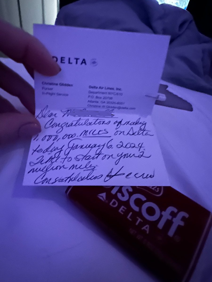 KSlice8's tweet photo. Wow @Delta really knows how to celebrate milestones. Nothing like a @BiscoffUK cookie as a thank you for hitting a million miles!! #delta https://t.co/yqCOWFszZV