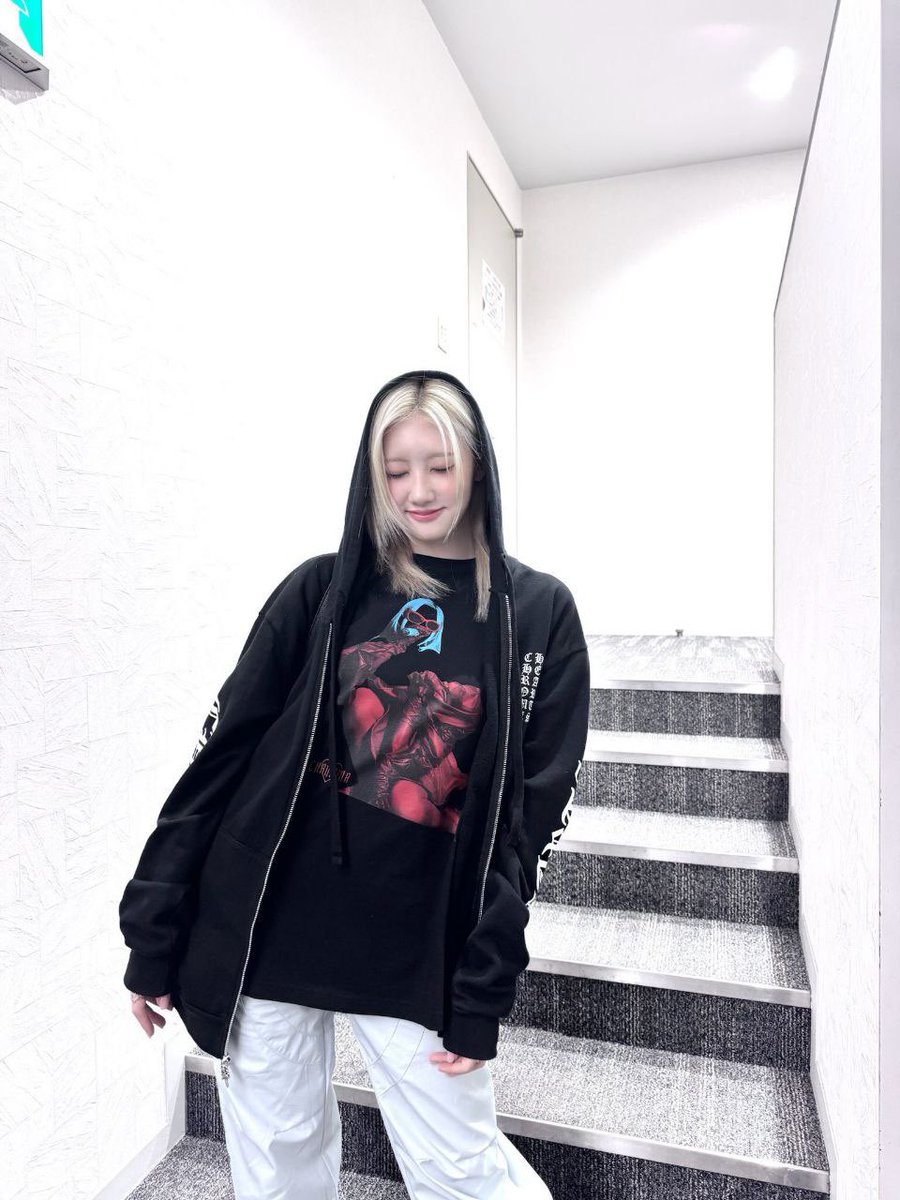 baemonrami's tweet photo. be it in or outside, she will always be the same ‘lil rockstar who flaunts all of hers to provide what’s the best for universe vision. ✧ put my black hoodie and do some mirror selca is definitely one of the perfect match for this time, and everyone is agreed! https://t.co/zFxQB4s4KB
