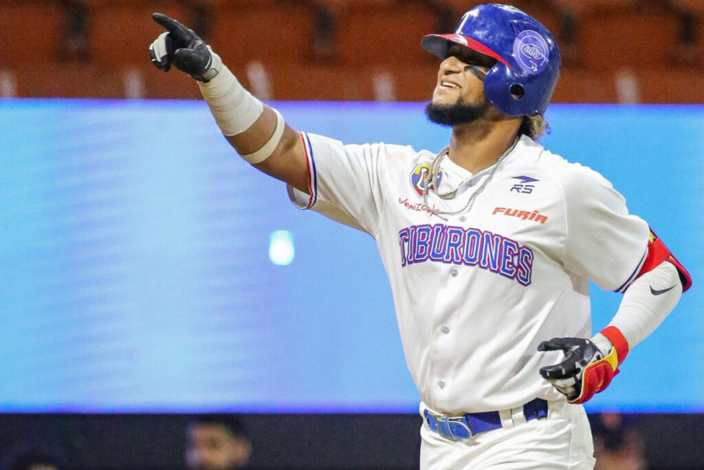 En una votación que rozó la unanimidad, Luis Matos, de <a href="/Tiburonesbbc_/">Tiburones de La Guaira</a>, se alzó con el premio Novato del Año de la temporada 2024-2025 de la <a href="/LVBP_Oficial/">#NuestroBeisbol ⚾️🇻🇪</a>.

El jugador de los escualos brilló al pegar 66 hits, 20 dobles, 10 jonrones y remolcar 41 carreras en 55 juegos.

📷: LVBP