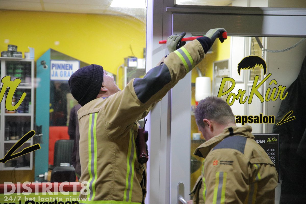 RedactieD8's tweet photo. De kapper van kapsalon PorKûr aan #DeStede in #DenHaag kwam opgesloten te zitten in de kapperszaak nadat de deur niet meer open wilde. Brandweer Loosduinen heeft de deur met een breekijzer open gekregen. https://t.co/9sfASfav2g