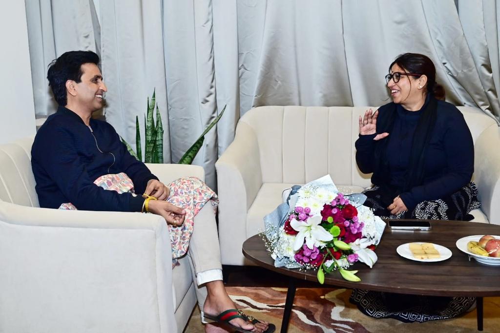 पुण्य सलिला भगवती मां गंगा, यमुना एवं अदृश्य सरस्वती की त्रिवेणी स्थली संगम नगरी में सनातन संस्कृति के शीर्षतम महापुरुष भगवान प्रभु श्रीराम के जीवन माहात्म्य के गुणगान हेतु आयोजित हो रहे तीन दिवसीय "अपने-अपने राम" के लिए प्रयागराज पहुंचे प्रख्यात कवि, रामरस धारा के मूर्धन्य