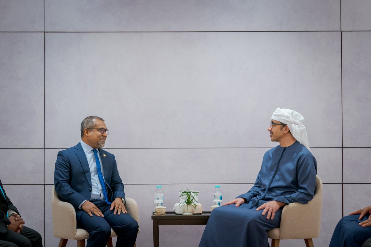 OFMUAE's tweet photo. ޚާރިޖީ ވަޒީރު ޢަބްދުﷲ ބިން ޒައިދު، ދިވެހިރާއްޖޭގެ ޚާރިޖީ ވަޒީރަށް މަރުޙަބާ ވިދާޅުވެ، އެކުވެރި ޢަރަބި ޢިމާރާތާއި ދިވެހިރާއްޖެއާ ދެމެދު އޮންނަ ގުޅުމާ ބެހޭގޮތުން މަޝްވަރާކުރައްވައި، ދެ ޤައުމުން ގުޅިގެން މަސައްކަތްކުރާނޭ އިތުރު ދާއިރާތަކާ ގުޅޭގޮތުން ވާހަކަފުޅު ދެއްކެވިއެވެ. https://t.co/cGWn5NgxeX