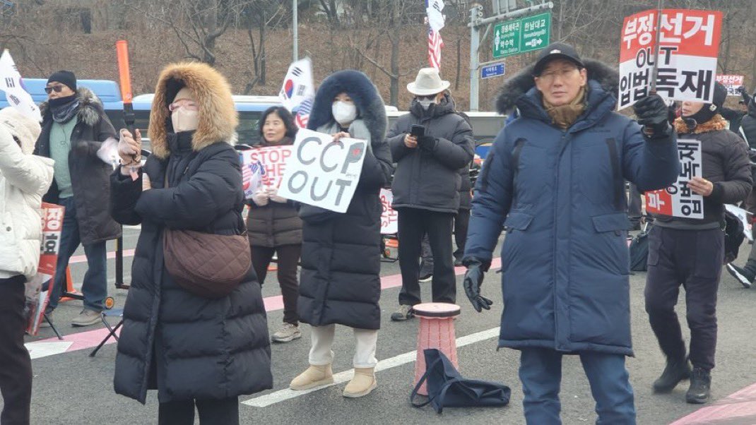 ”Stop The Steal” protesters standing in front of the presidential residence in Seoul to in an effort to protect South Korean President Yoon against police forces wanting to arrest him.

Some carry signs with slogans against the Chinese Communist Party.

Via <a href="/paulswpkim/">Paul Sungwon Kim</a> 🇰🇷