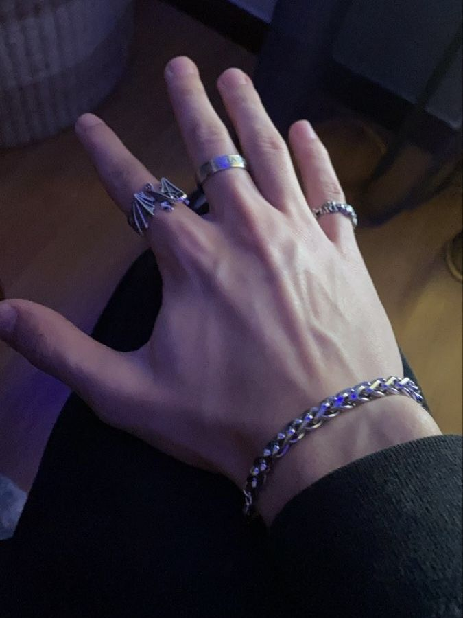 VAMPYRNATT's tweet photo. Finalmente encontré mis anillos, pensé que los había perdido. https://t.co/y5tEVWXkyL