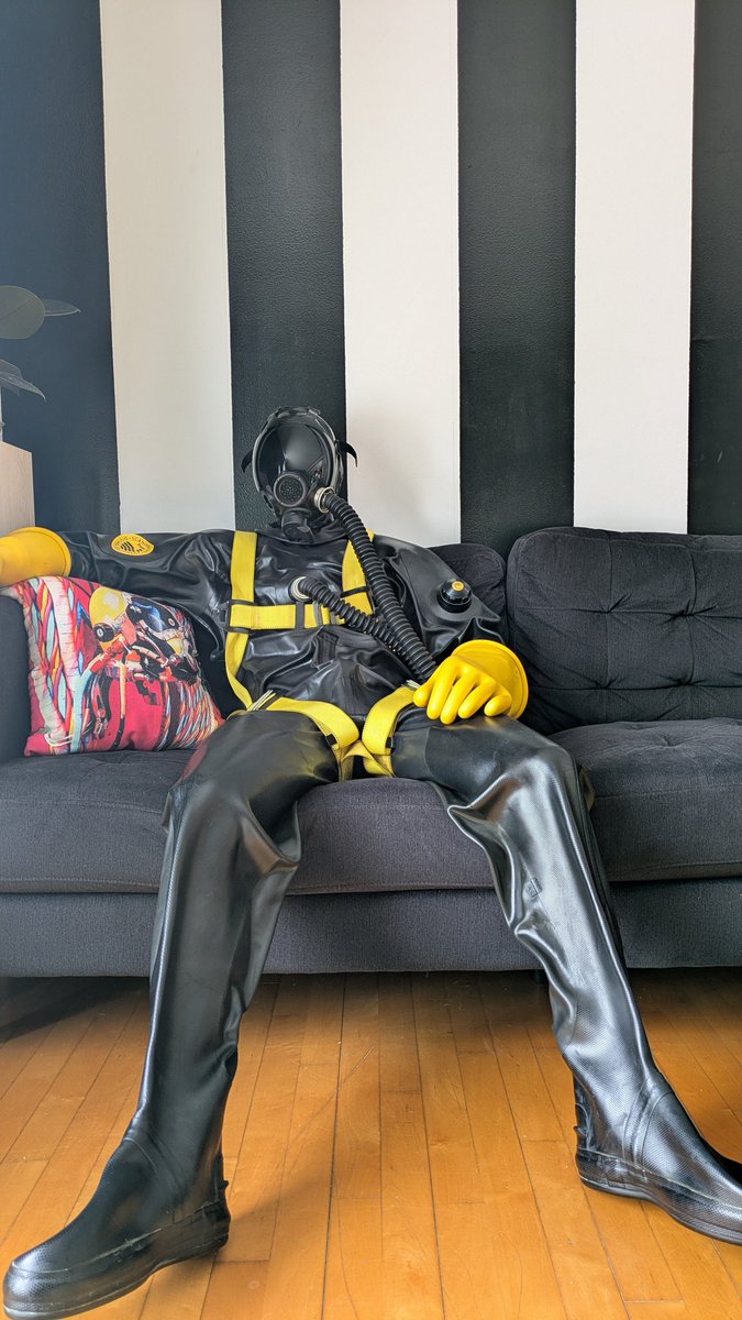 _hazzy1_'s tweet image. So I thought to myself, why not have out first Gasmask Monday, that is also the first Monday of the year AND my first #gasmaskmonday ever! So let&apos;s do it the right way 😏