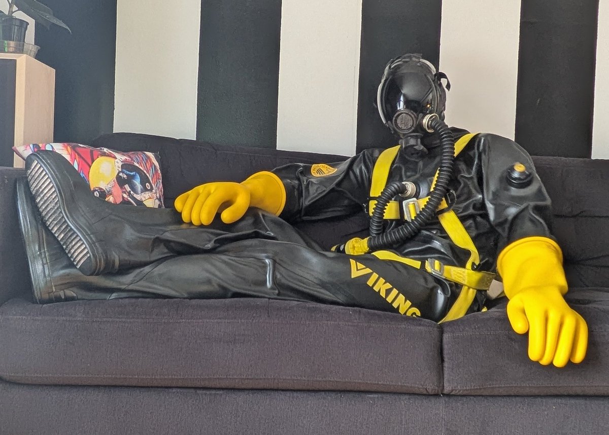 _hazzy1_'s tweet image. So I thought to myself, why not have out first Gasmask Monday, that is also the first Monday of the year AND my first #gasmaskmonday ever! So let&apos;s do it the right way 😏