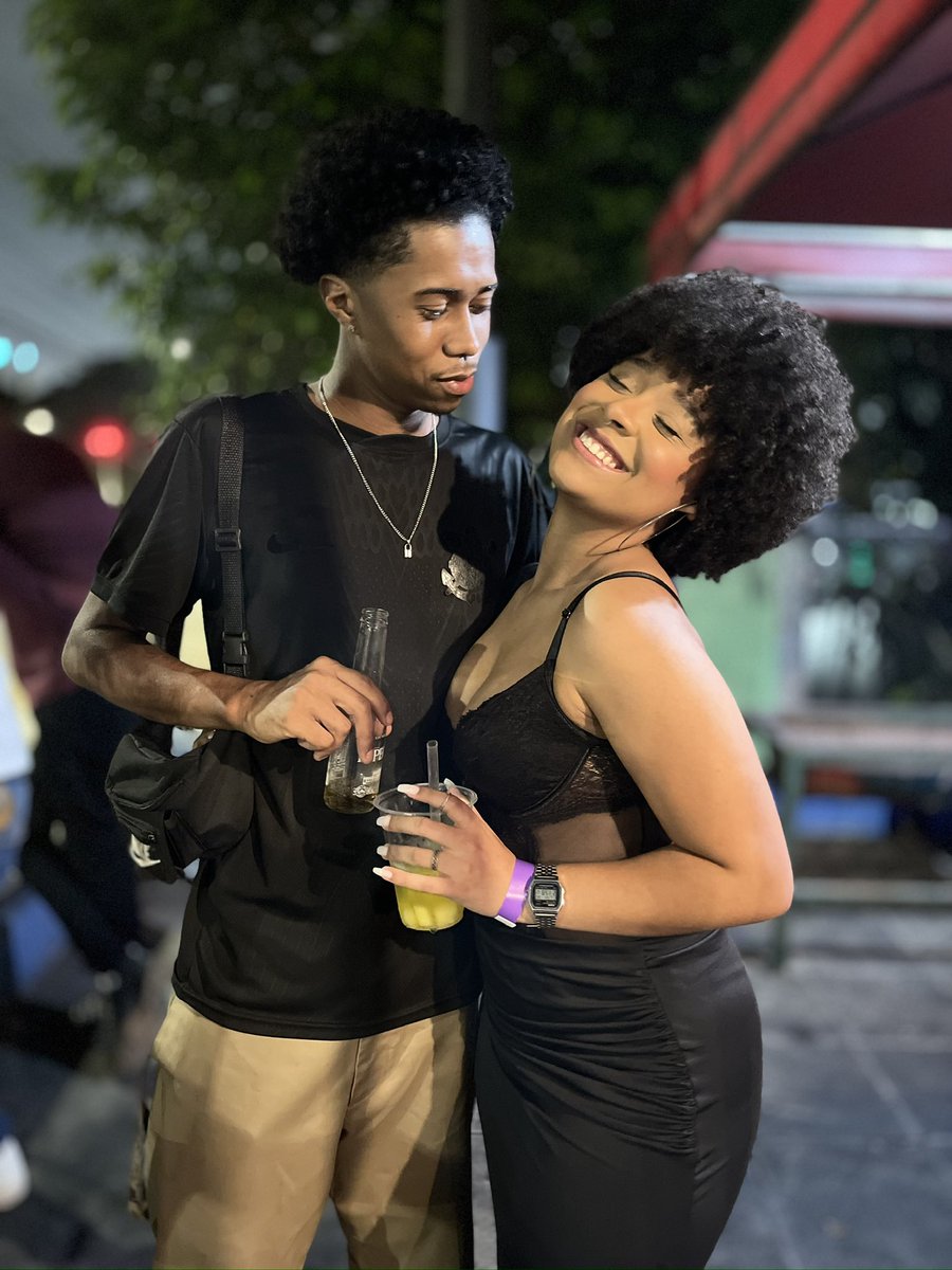 whateverfefe's tweet image. finalmente tenho uma foto que passa a vibe de "namore alguém que te olhe assim"... 

ai como é bom amar 🧡