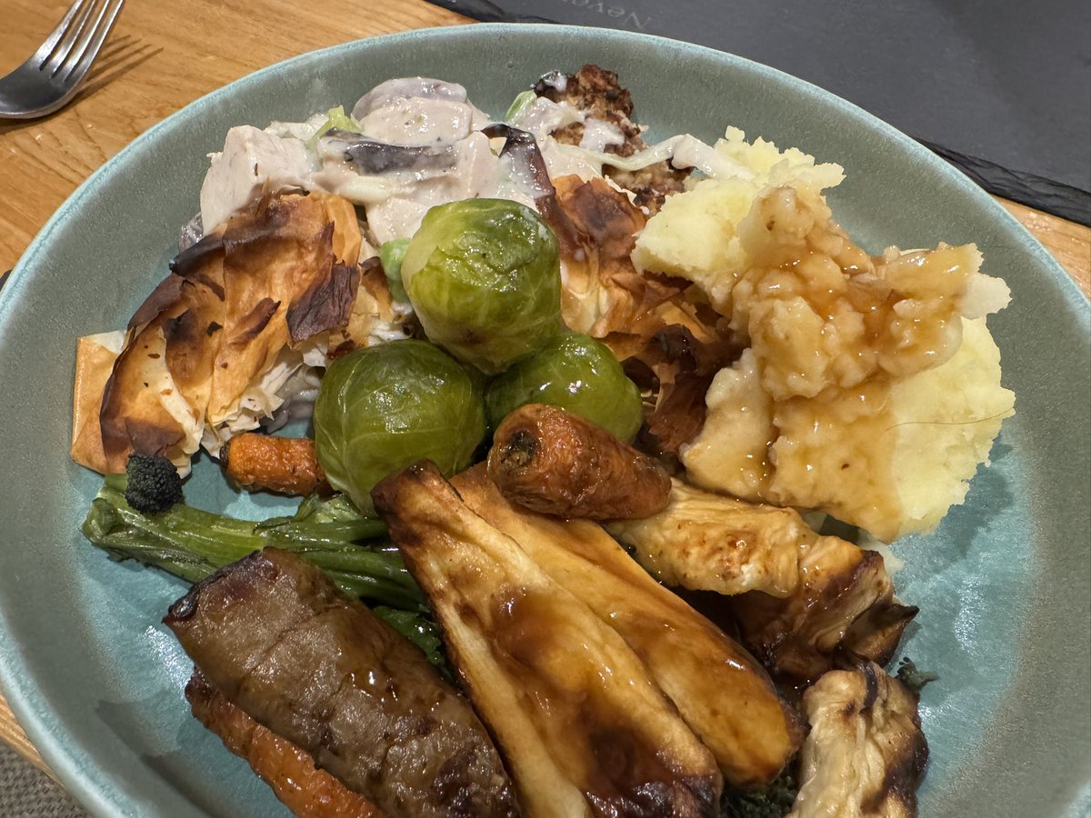 maxinekbrown's tweet photo. Chicken, Leek &amp; Mushroom Pie with veggies. 

#lovetocook
#chickenpie 
#tastyfood https://t.co/oddGFvefY3