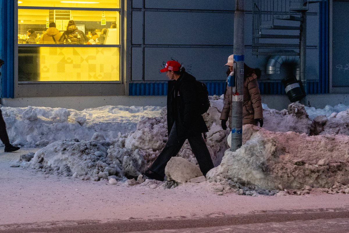 Donald Jr. er muligvis ikke landet i Nuuk endnu.

Til gengæld er to søde unge damer med MAGA- og Trump-kasket på rundtur i Nuuk for at arbejde "behind the scenes".

Men i morgen skulle der komme "many more who would love to take photos and stuff". #dkmedier #dkpol