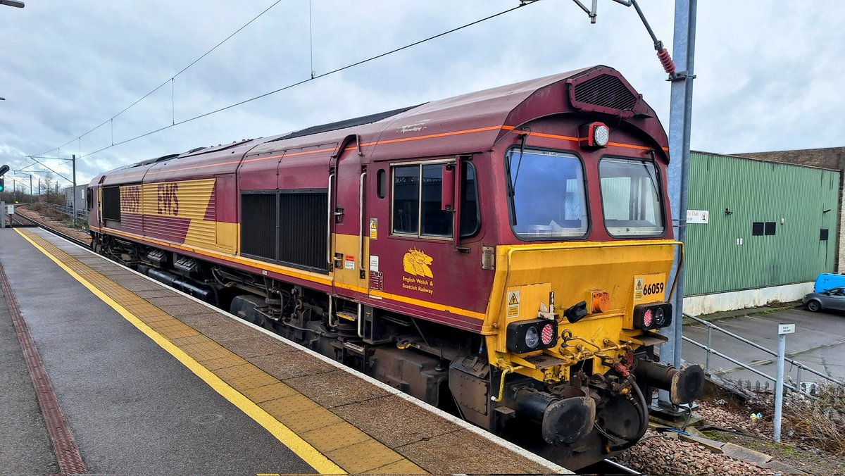 RobJaco12086661's tweet image. @NuneatonRailway 0Z91 Washwood Heath to Nuneaton seen arriving onto platform 7 on a quick turnround with class 66 059 doing a spot of driver training 06Jan25 #shedwatch #class66 #routelearning #ews