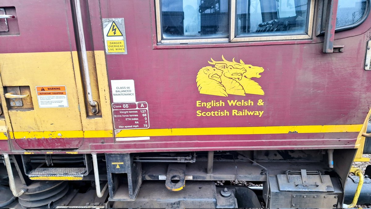 RobJaco12086661's tweet image. @NuneatonRailway 0Z91 Washwood Heath to Nuneaton seen arriving onto platform 7 on a quick turnround with class 66 059 doing a spot of driver training 06Jan25 #shedwatch #class66 #routelearning #ews