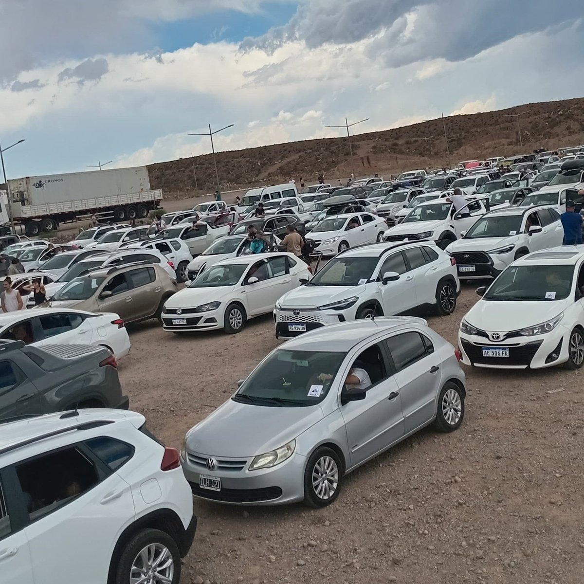 #OperativoVerano #AltaMontaña
⛰️⛰️⛰️

Se liberó capsula de 200 vehículos con dirección a Las Cuevas.
En Aduana de Chile se ha reducido la demora a 6 horas.