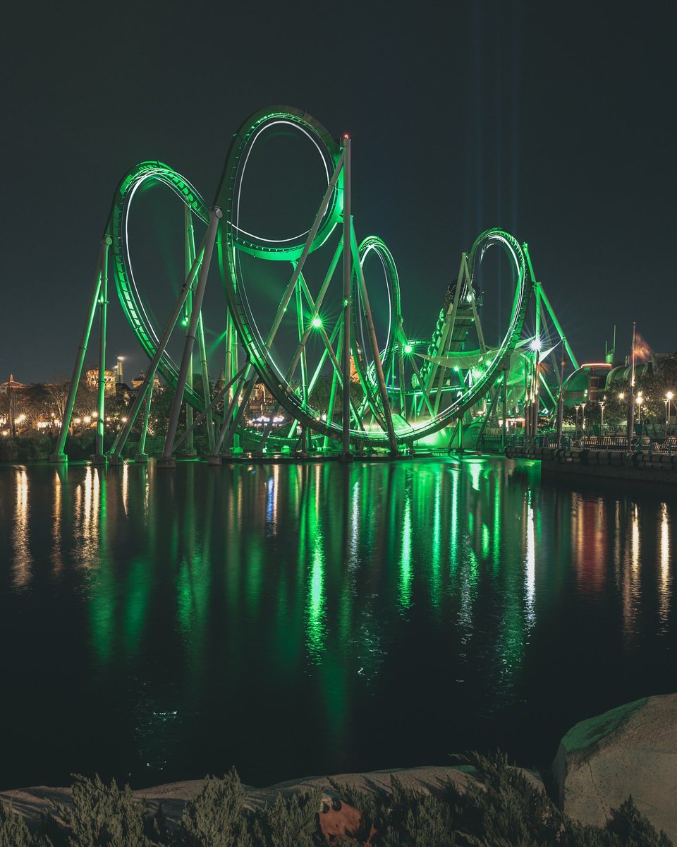 CurtisRoams's tweet photo. The Incredible Hulk Coaster is quite the sight at night! Looks good for being 25 years old! 😮🏚️

@UniversalORL https://t.co/pliRnltNb9
