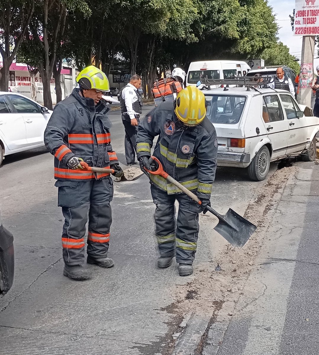 SSC Puebla (@ssc_pue) on Twitter photo 🚨Elementos de <a href="/PCPueblaCapital/">PC Municipal Puebla</a> acudieron al Blvd #EstebanDeAntuñano y 27 Pte, por el choque de un vehículo contra un poste de luz.
🔹Un hombre presentó lesiones que no ameritaron traslado a un hospital.
🔹Se realizaron acciones de mitigación de riesgos por derrame de aceite. 🚨Elementos de <a href="/PCPueblaCapital/">PC Municipal Puebla</a> acudieron al Blvd #EstebanDeAntuñano y 27 Pte, por el choque de un vehículo contra un poste de luz.
🔹Un hombre presentó lesiones que no ameritaron traslado a un hospital.
🔹Se realizaron acciones de mitigación de riesgos por derrame de aceite.