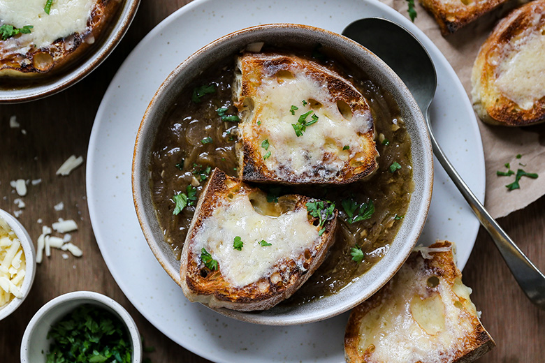 NEW! Three-Onion French Onion Soup. Classic comfort food for this cold week! #Recipe: floatingkitchen.net/three-onion-fr… #comfortfood #frenchonionsoup