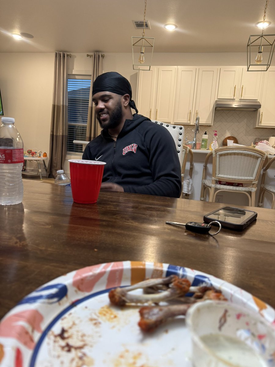 Always a great time when ex-players come back and chop it up! Loved having these guys over to always to catch up and cut up #family 

<a href="/Kcatalon6/">KC6</a> <a href="/jcatalon27/">Jalen Catalon</a> <a href="/KingCvrterII/">TC II</a>  <a href="/iamenochjckson/">Enoch Jackson Jr.</a>