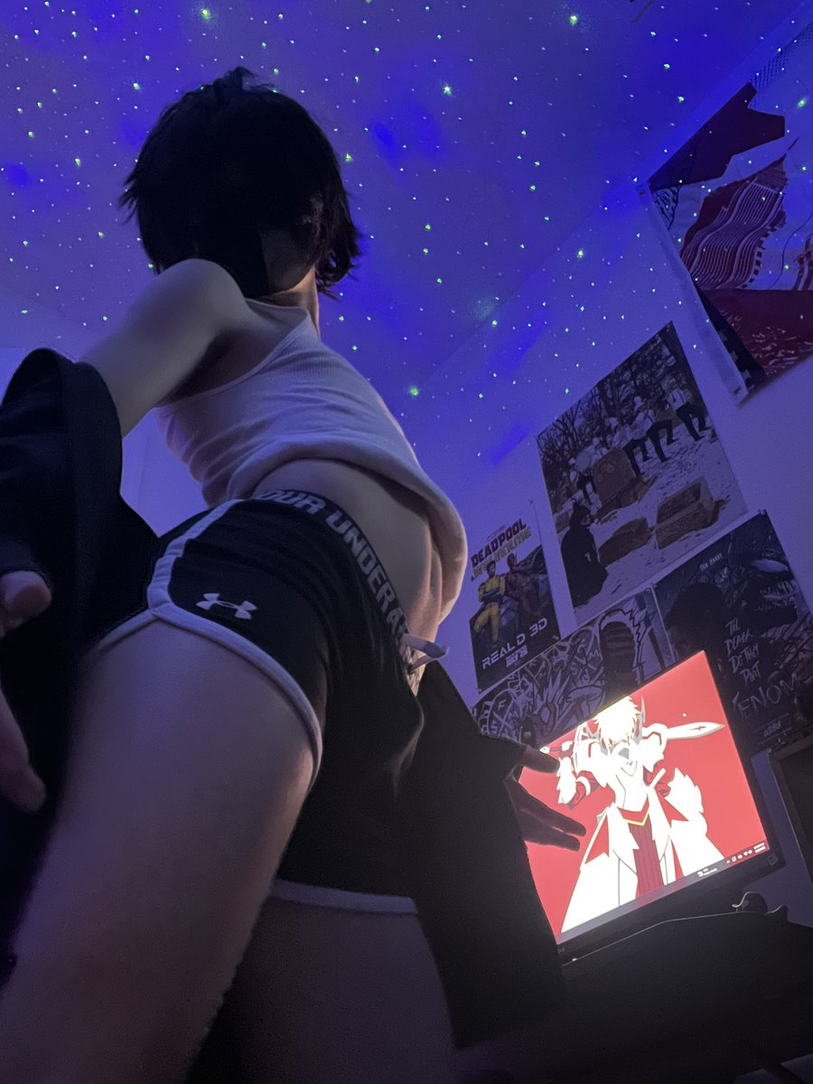 Athena_Funposts's tweet image. Closet cosplay of robin from My Femboy roommate cuz it was late and I was bored