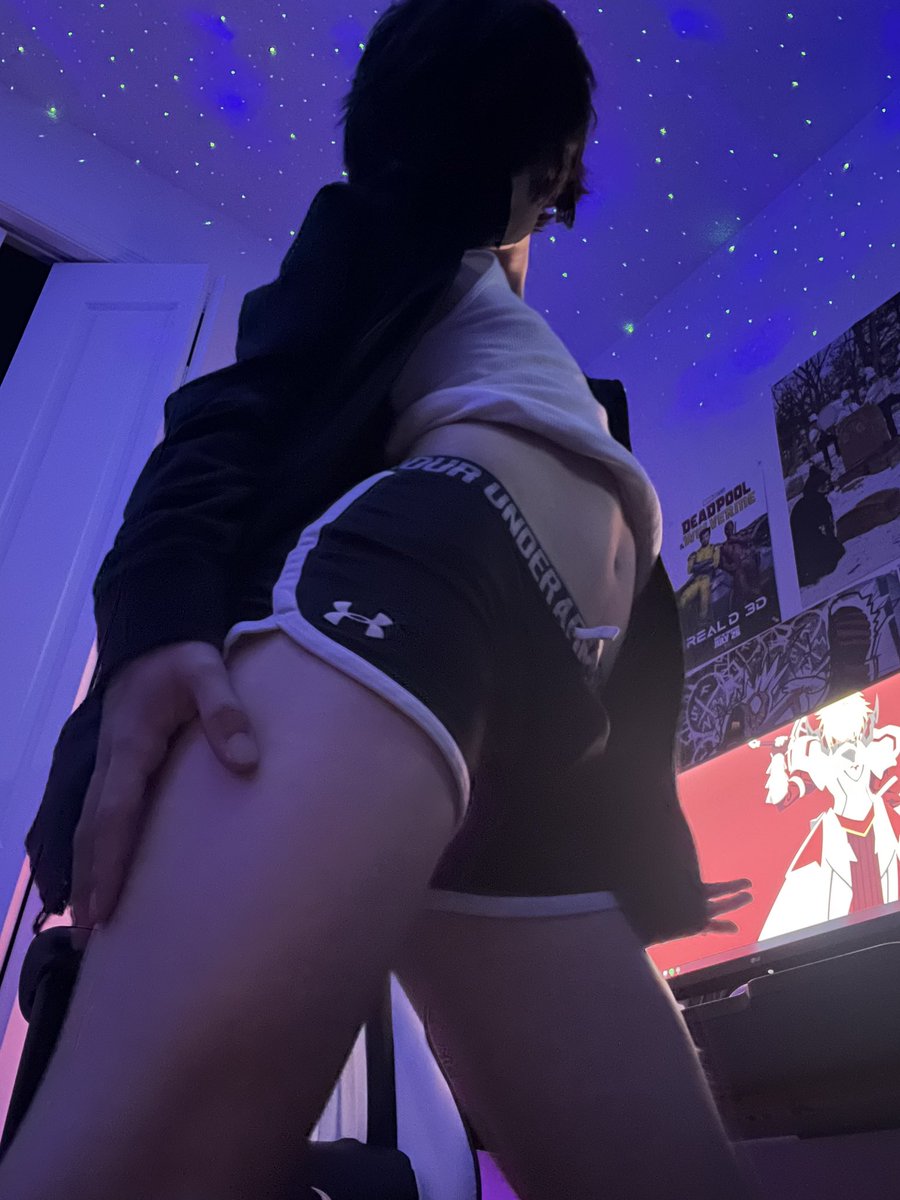 Athena_Funposts's tweet image. Closet cosplay of robin from My Femboy roommate cuz it was late and I was bored