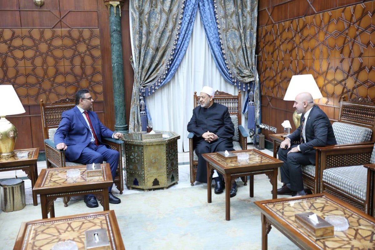 ProfDr_RedaAmin's tweet photo. عميد كلية الإعلام ونقيب الإعلاميين يزوران فضيلة الإمام الأكبر شيخ الأزهر 

زار الدكتور رضا عبد الواجد أمين، عميد كلية الإعلام بجامعة الأزهر والدكتور طارق سعدة، نقيب الإعلاميين وعضو مجلس كلية الإعلام، صباح اليوم الاثنين، فضيلة الإمام الأكبر الأستاذ الدكتور أحمد الطيب، شيخ الأزهر https://t.co/fg9zzLPDAE