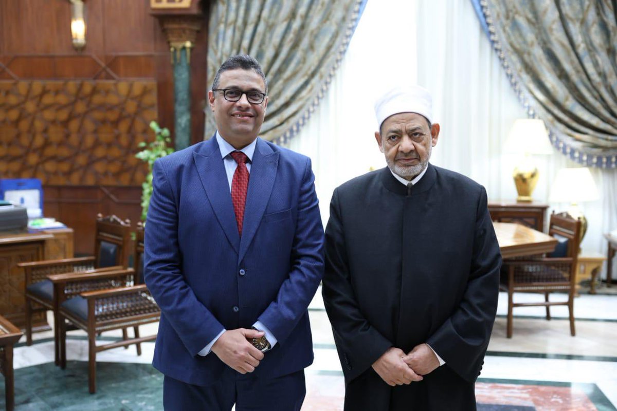 ProfDr_RedaAmin's tweet photo. عميد كلية الإعلام ونقيب الإعلاميين يزوران فضيلة الإمام الأكبر شيخ الأزهر 

زار الدكتور رضا عبد الواجد أمين، عميد كلية الإعلام بجامعة الأزهر والدكتور طارق سعدة، نقيب الإعلاميين وعضو مجلس كلية الإعلام، صباح اليوم الاثنين، فضيلة الإمام الأكبر الأستاذ الدكتور أحمد الطيب، شيخ الأزهر https://t.co/fg9zzLPDAE