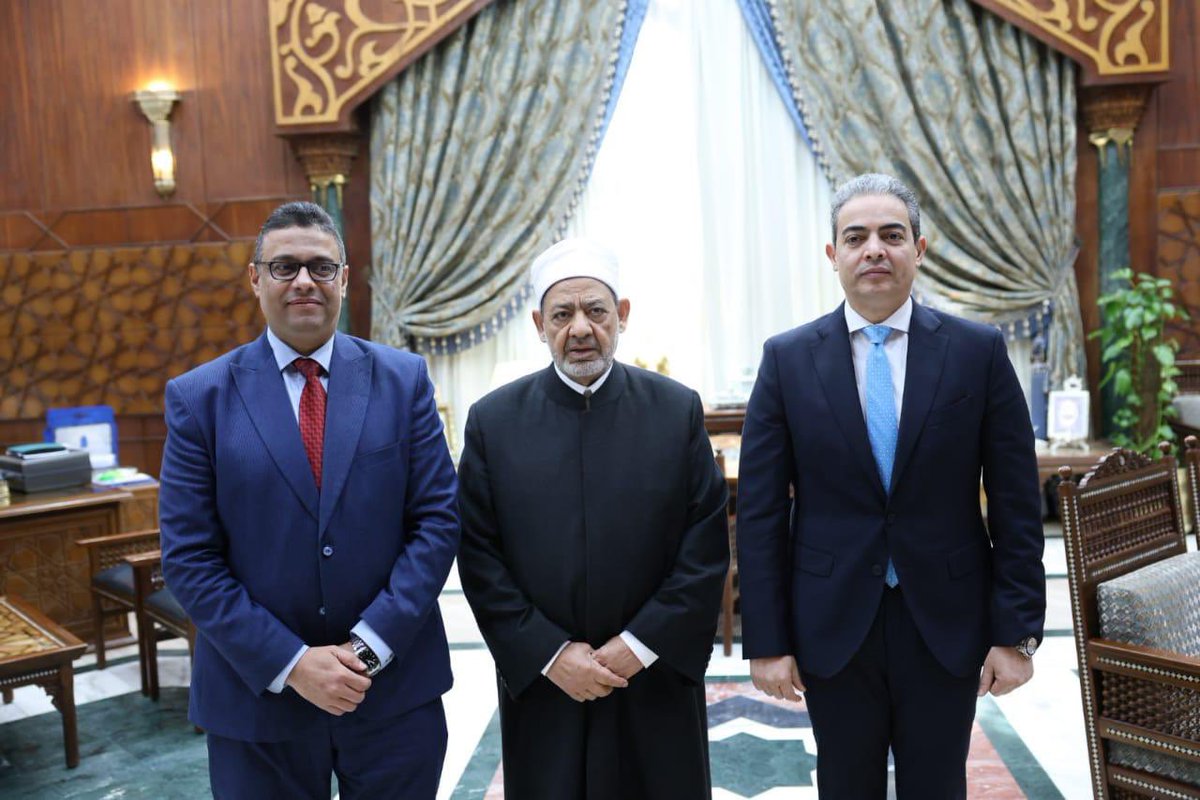 ProfDr_RedaAmin's tweet photo. عميد كلية الإعلام ونقيب الإعلاميين يزوران فضيلة الإمام الأكبر شيخ الأزهر 

زار الدكتور رضا عبد الواجد أمين، عميد كلية الإعلام بجامعة الأزهر والدكتور طارق سعدة، نقيب الإعلاميين وعضو مجلس كلية الإعلام، صباح اليوم الاثنين، فضيلة الإمام الأكبر الأستاذ الدكتور أحمد الطيب، شيخ الأزهر https://t.co/fg9zzLPDAE