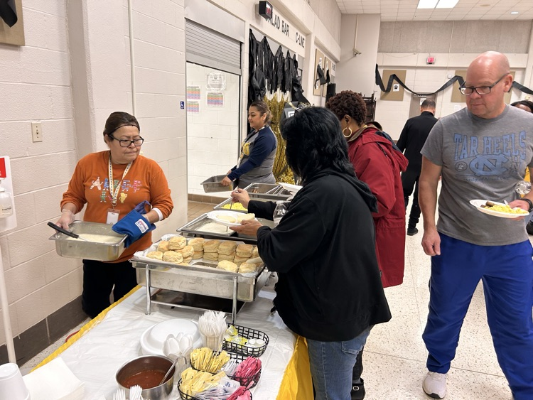 alief_middle's tweet photo. AMS Staff Breakfast | #STRONGreturn | @Sroninub2Newby @HeyMrsCarterrrr @MMrbracy @aliefisd @TheExecEFFECT | Connect with us: https://t.co/bPCyQCnRqe | https://t.co/j4N6rRmeYq https://t.co/stqWv0iTCW