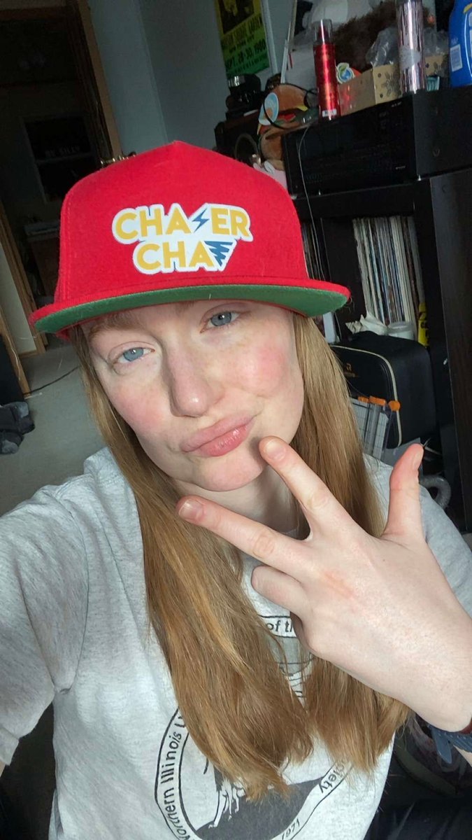 ChaserChat's tweet image. This is @Erin_Kwx.
Erin bought Chaser Chat merch and now she looks super cool.
Click the link in our bio to be like Erin.