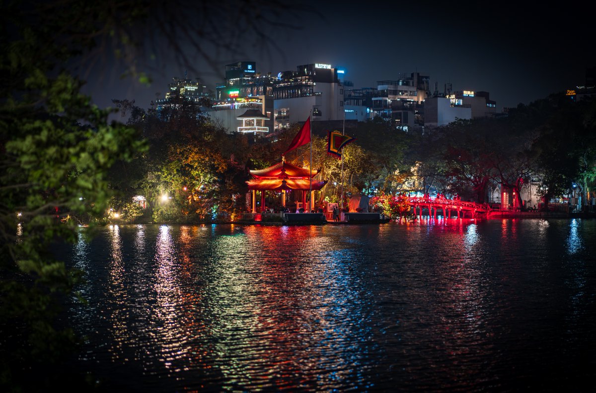 VietnamecZHane's tweet photo. Stát se to může každému.

Letíte do Vietnamu, jako Fico si zaplatíte apartmá v Capella Hanoi za 150 tisíc za noc a už druhý den vám dojdou prachy na vše ostatní. 💸

Tak tady máte pět věcí, které můžete dělat nebo žrát v okolí hotelu. Vše pod 50 korun. Je to totiž můj hood. 👇 https://t.co/ndGzS7joJD