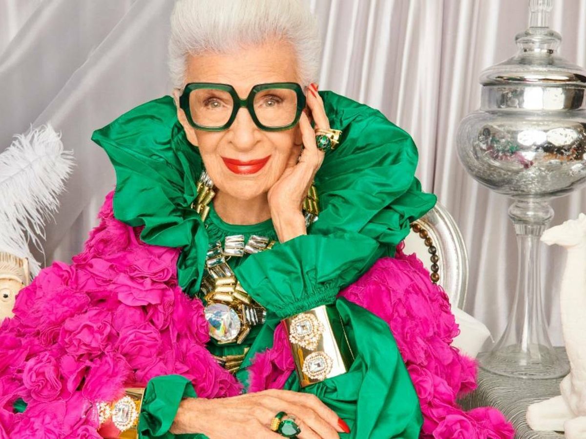 ankorinclan's tweet photo. Iris Apfel dijo una vez: "Quiero que te quieras sin miedo, sin reservas. Que cada sonrisa y decisión reflejen que sabes que eres suficiente. El amor propio no es un lujo, es la clave para andar por la vida con dignidad y fuerza. Recuerda: lo que te hace único es lo que te hace valioso. Acéptalo, celébralo, y vive con la certeza de que mereces todo lo bueno."