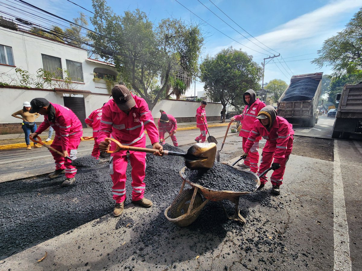 yancolozano's tweet photo. 🚧 ¡Cumpliendo desde el primer día del año! 🚧

Hoy iniciamos el #Bachetón2025 en la colonia Lindavista en @TuAlcaldiaGAM , donde trabajaremos para reparar y reencarpetar más de 900 baches que por años habían afectado a los vecinos. https://t.co/n5mhcfRQwJ