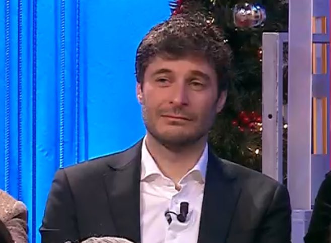 Buonasera solo a Lino Guanciale che quest’anno torna a benedire i nostri schermi dopo fin troppo tempo di assenza 🥹

#AffariTuoi