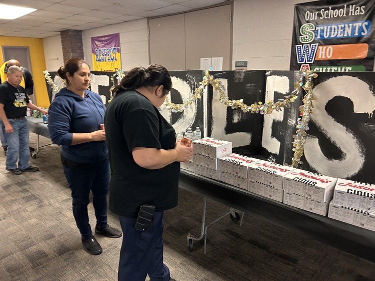 alief_middle's tweet photo. Thanks @Jasonsdeli &amp; our AMS Admin Team for the great lunch! | #STRONGreturn | @Sroninub2Newby @HeyMrsCarterrrr @MMrbracy @aliefisd @TheExecEFFECT | Connect with us: https://t.co/bPCyQCnRqe | https://t.co/j4N6rRmeYq https://t.co/AhCs9L6SxB