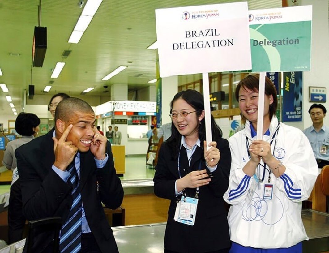 All Things Brazil™ 🇧🇷 (@selecaotalk) on Twitter photo Ronaldo arriving in Korea/Japan before the 2002 World Cup 📸
(Via: <a href="/futnostalgico/">Futebol Nostálgico!</a> ) Ronaldo arriving in Korea/Japan before the 2002 World Cup 📸
(Via: <a href="/futnostalgico/">Futebol Nostálgico!</a> )