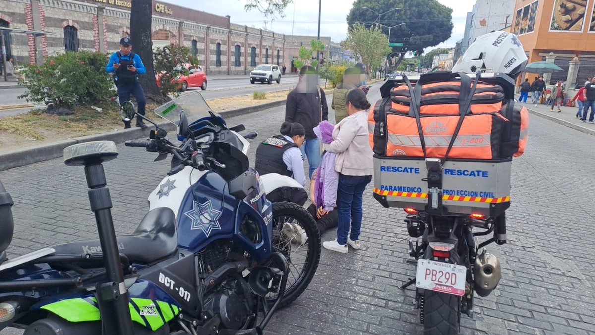SSC Puebla (@ssc_pue) on Twitter photo 🚨 Elementos de <a href="/PCPueblaCapital/">PC Municipal Puebla</a> y <a href="/dirtransitopue/">Tránsito Mpal Puebla</a>, atendieron el reporte de una mujer de aproximadamente 25 años de edad, que al parecer fue impactada por una motocicleta sobre la 11 Norte y 10 Pte.
🔹La mujer presentó lesiones que aparentemente no ponen en peligro su vida. 🚨 Elementos de <a href="/PCPueblaCapital/">PC Municipal Puebla</a> y <a href="/dirtransitopue/">Tránsito Mpal Puebla</a>, atendieron el reporte de una mujer de aproximadamente 25 años de edad, que al parecer fue impactada por una motocicleta sobre la 11 Norte y 10 Pte.
🔹La mujer presentó lesiones que aparentemente no ponen en peligro su vida.