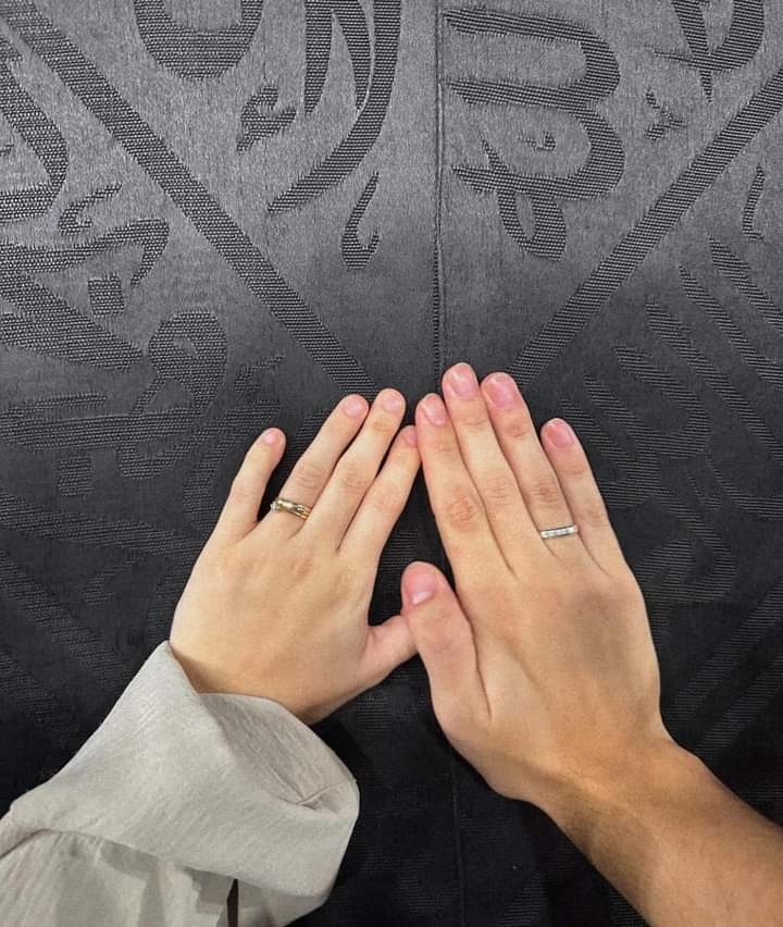 أن نلمس سِتار الكعبه
ونحن في شبابنا 
مع من نحب يارب ♥️!