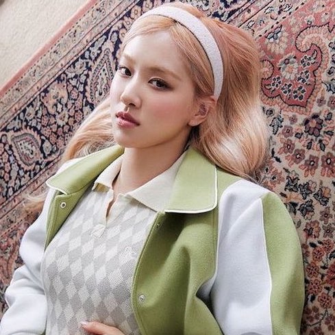 charts_rose's tweet photo. ROSÉ (2 weeks) is now the third longest-charting K-pop soloist on Billboard Hot 100 top 10, effortlessly surpassing Jimin (1 week) without D2C, months of digital pre-order, remixes or physical CDs. https://t.co/JbCB7D6XqK