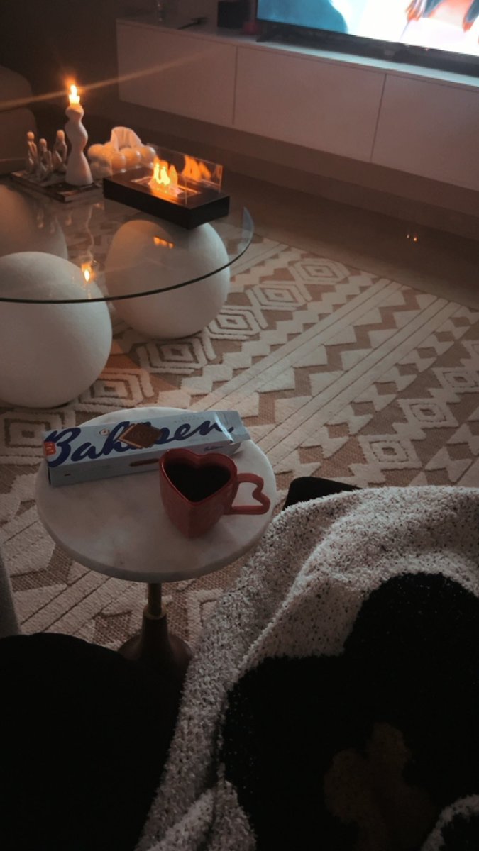 مكان هادَئ و قهوة ، إكتفَاءّ عظيمِ✨
.