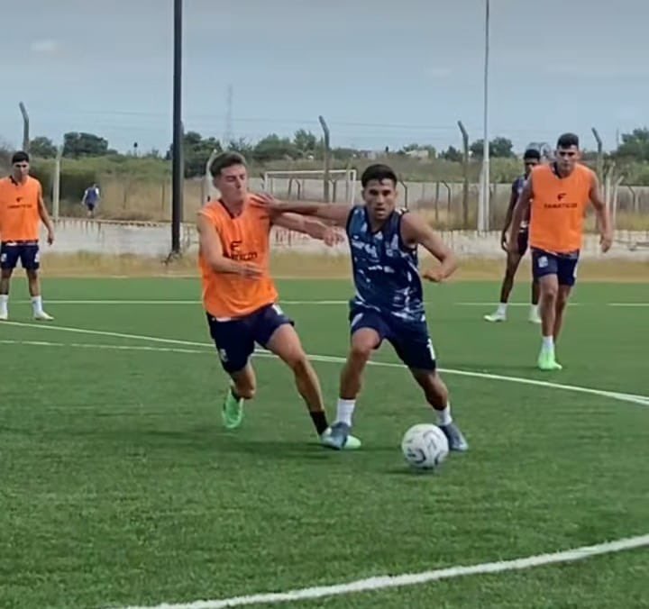 NacionalMatanza's tweet photo. LA TOPADORA PUSO PRIMERA: LA VUELTA A LOS ENTRENAMIENTOS. 
El Plantel Profesional de #Liniers retornó a las prácticas en el día de la fecha bajo las órdenes de Diego Herrero y su CT en el Predio de Villegas, ya pensando en el armado del equipo que afrontará el próximo torneo de la #PrimeraB. Con la presencia de referentes como Ignacio Sallaberry, Rodrigo Dí Motta y los refuerzos que llegaron para está temporada, se llevó a cabo el primer entrenamiento del año, el cual consistió en trabajos físicos y con pelota en espacios reducidos. Por otra parte, quedó definida la continuidad del actual cuerpo técnico al frente de los futbolistas Profesionales.
@OesteVisual 
Arrancamos con todo ! 💪

@csdliniersoficial @lacelestepage
https://t.co/LZD9fwdcmF