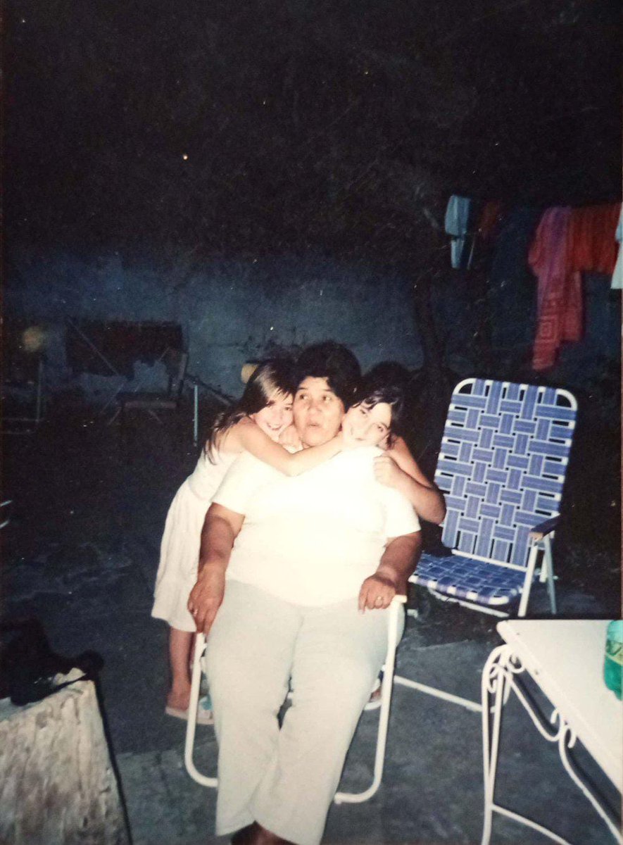 SailerHolmanFio's tweet photo. Hoy mi Buba estaría cumpliendo 70 añitos. Encontré ésta foto en un cuaderno que vengo usando hace días y nunca la había visto. A mí no me van a hacer dejar de creer. Ella aparece siempre en el momento justo y cuando más la necesito! Gracias 🫶🏻✨ https://t.co/3D8SaxHuG5