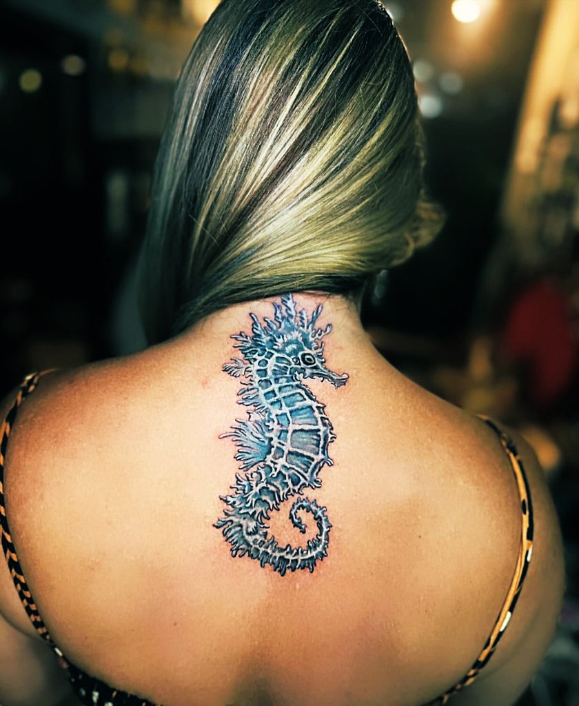 Fernanda_CidL's tweet photo. SOBRE TATUAGEM: A camada mais #superficial é constituída por #células mortas; logo abaixo, está uma camada que possui células vivas e é chamada de #epiderme. A terceira e mais profunda camada é a #derme. É nessa última camada que a agulha da tatuagem penetra e injeta o #pigmento, o qual ficará fixo na #pele, dando #cor à tatuagem.
Como é feita: o #tatuador “molha” a ponta da #agulha no #pigmento (tinta), e com um pouco de tinta perfura a derme (cerca 1,5mm a 2mm).
✨Por que a tatuagem não pode ser feita na epiderme?
O pigmento se fixa nas células da #derme, que é formada por #tecido conjuntivo. Esse tecido faz com que a derme seja mais estável do que a epiderme. Assim, a #tinta da #tatuagem permanece no lugar, sem se dispersar para outras partes do #corpo. Essa “invasão” do corpo causada pelos pigmentos é bem difícil de se reverter.
Presente do marido @britofight , mais uma #tattoo ✨ Foram 3 horas ✨ Eu amei!
✨✨✨✨✨✨✨✨✨✨✨✨✨✨✨✨✨
#tattoo #tatuagem #cavalomarinho #seahorsetattoo #seahorse #tecidoconjuntivo #biomedicina #biomedicinaestetica