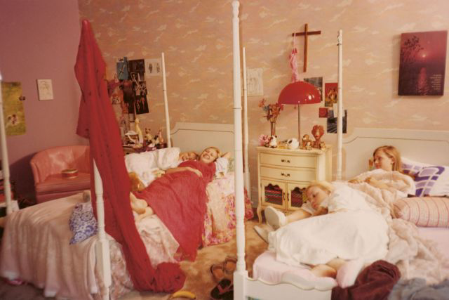 TheCinesthetic's tweet photo. The bedroom in Sofia Coppola's The Virgin Suicides (1999) https://t.co/tFZYaaHNH9