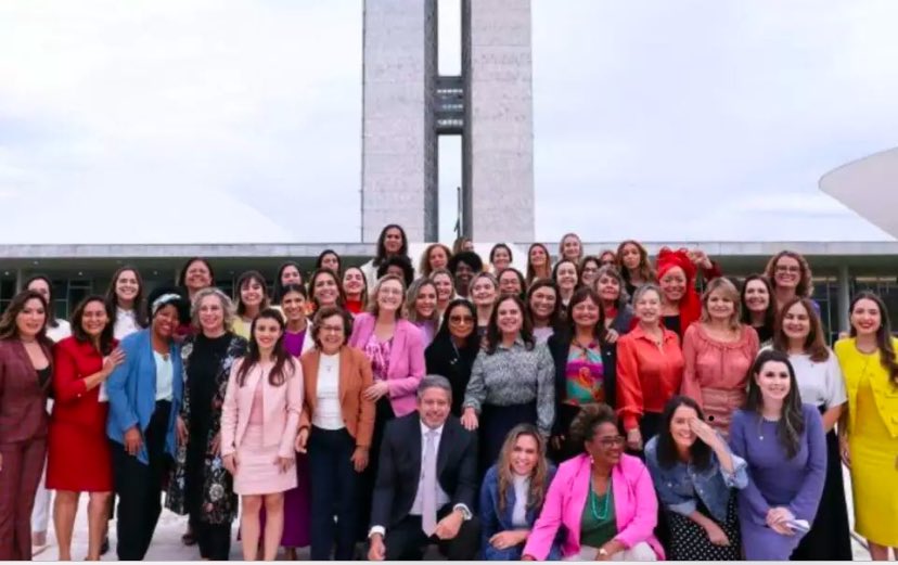 🚨💣VAGABUNDAGEM PURA! QUEREM ENGANAR A QUEM? 

Como uma das vítimas de Arthur Lira, eu não posso ficar em silêncio diante de sua hipocrisia e manipulação. 

Suas tentativas de se apresentar como defensor dos direitos das mulheres são uma ofensa àquelas que realmente lutam por