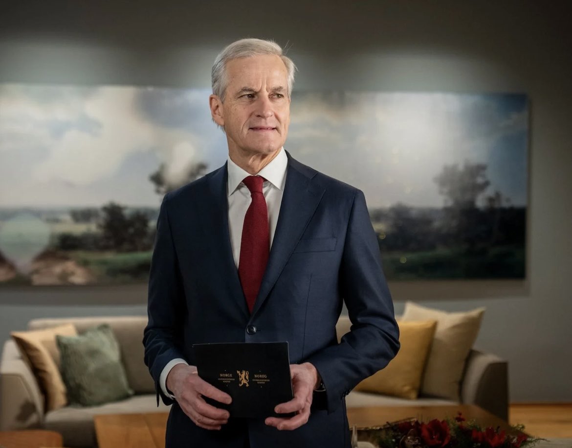 OHaraldseid's tweet image. Vi har ikke høy rente og svak krone fordi nordmenn bruker for mye penger - vi har høy rente og svak krone fordi staten bruker for mye penger…..med mer:

- Elektrifisering av norsk sokkel, havvindmøller, batterifabrikker koster enormt og gir lite ROI. 
- Offentlig sektor eser ut