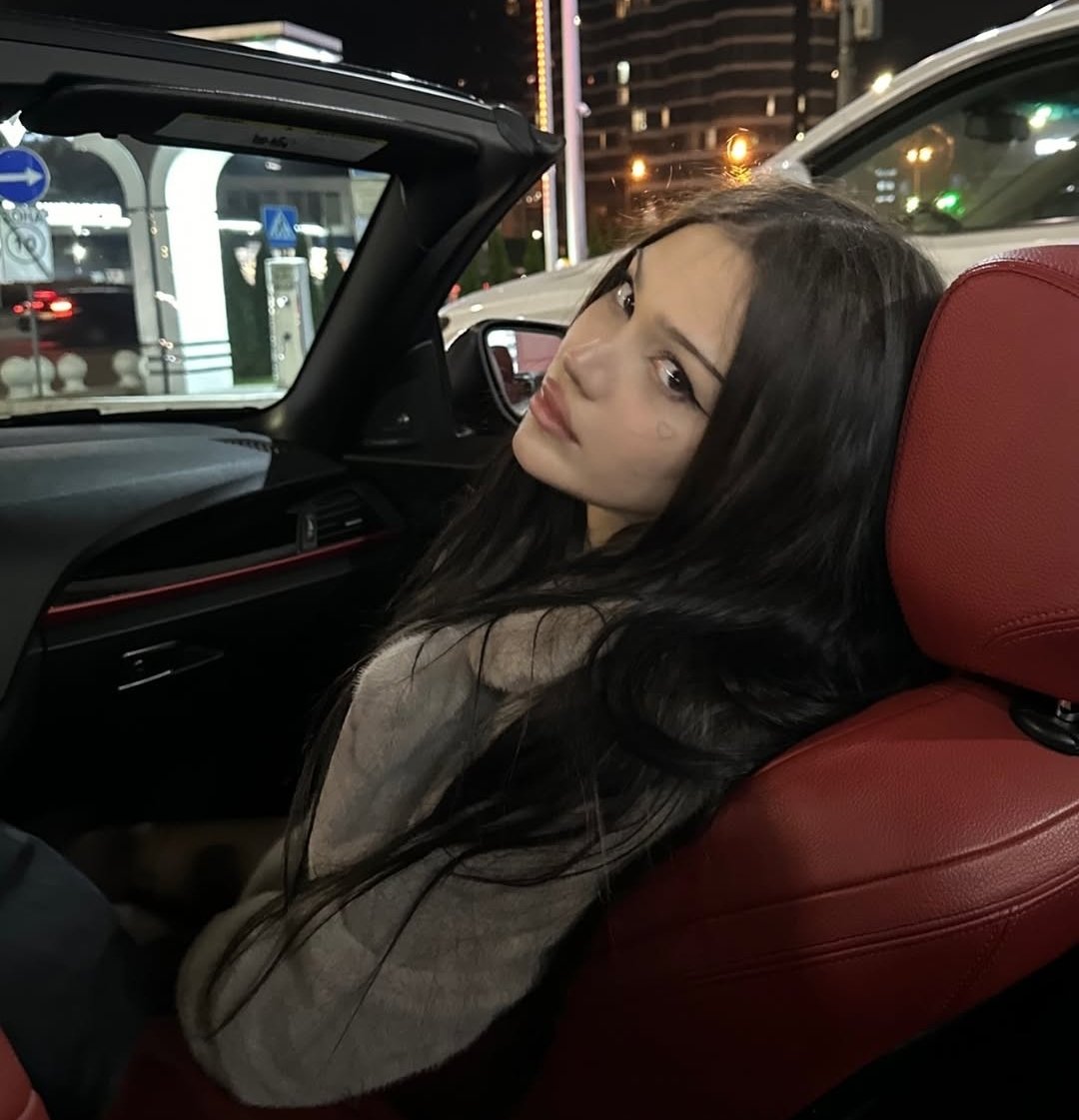 ㅤ       "Got a knife in my jacket, 
ㅤㅤ           honey, I'm divine"