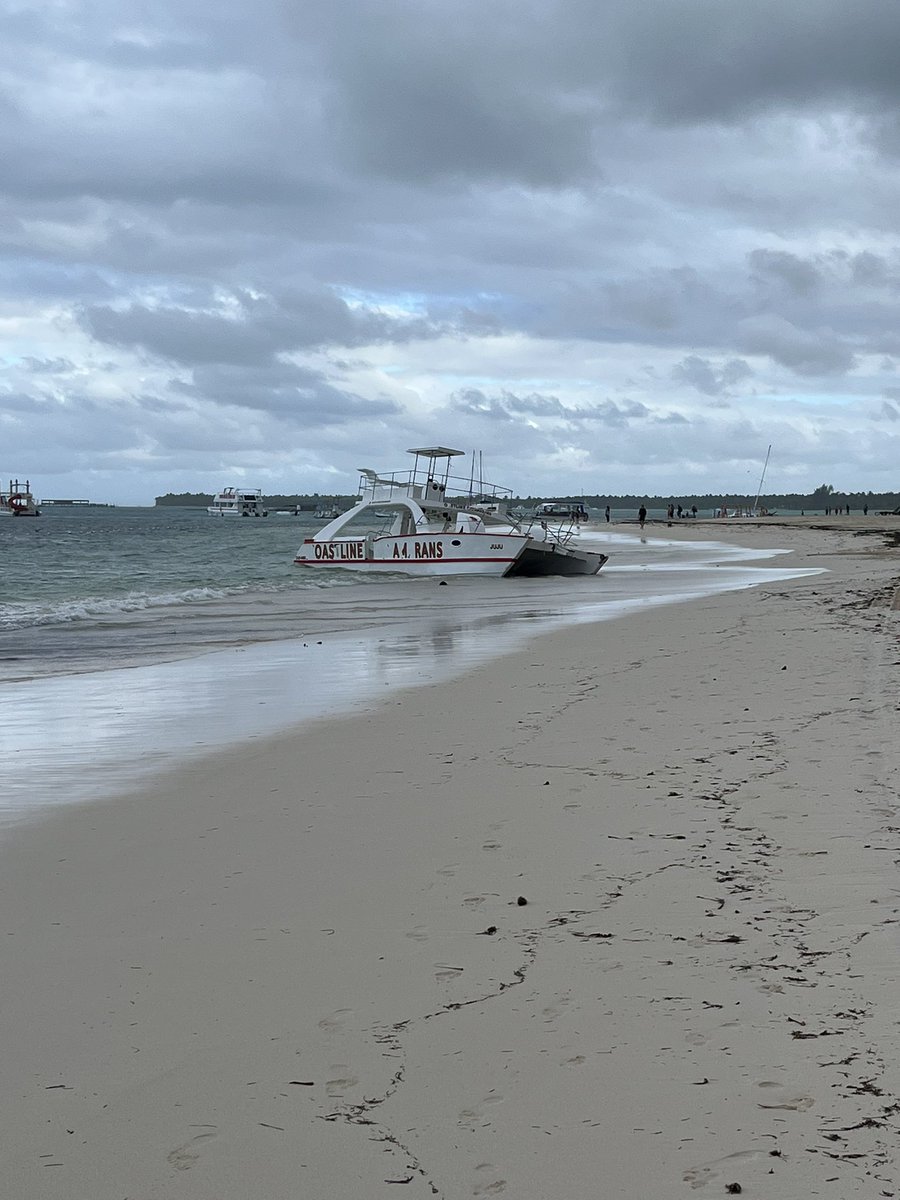 primer dia en punta cana. me mandaron a manejar un catamaran y lo hundi. no me arrepiento, los tibios van al infierno.