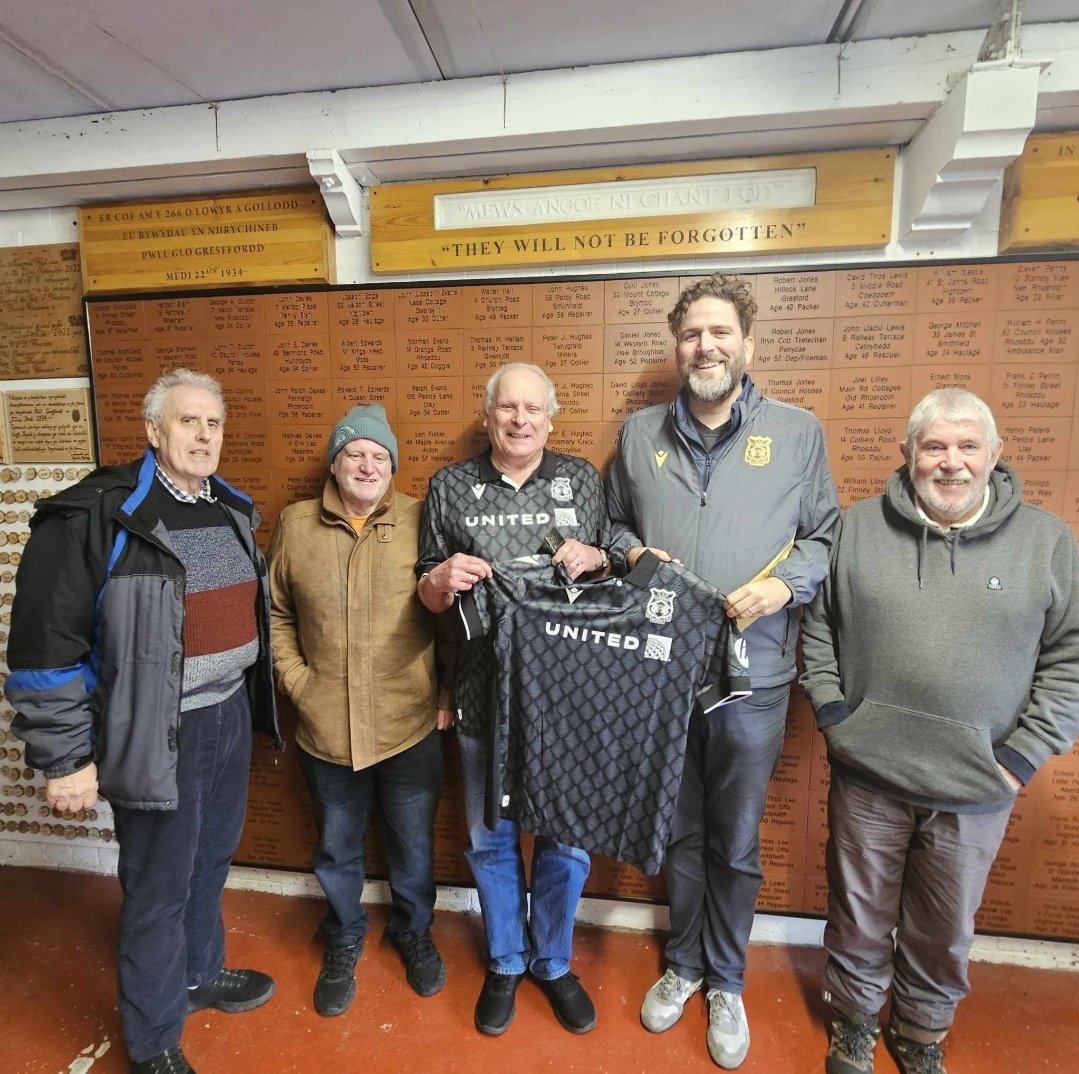 Wrexham AFC DSA (@wrexhamdsa) on Twitter photo Today <a href="/WrexhamDSA/">Wrexham AFC DSA</a> secretary <a href="/DMainwaring/">David Mainwaring</a> met with <a href="/thehumphreyker/">@humphreyker.bsky.social</a> & <a href="/GeorgeP18602063/">George Powell Wrexham miners Rescue</a> <a href="/WrexhamMiners/">Wrexham Miners Project</a> to hand over a Β£500 donation and a <a href="/Wrexham_AFC/">Wrexham AFC</a> shirt.
Please see picture for more details ππΌ Today <a href="/WrexhamDSA/">Wrexham AFC DSA</a> secretary <a href="/DMainwaring/">David Mainwaring</a> met with <a href="/thehumphreyker/">@humphreyker.bsky.social</a> & <a href="/GeorgeP18602063/">George Powell Wrexham miners Rescue</a> <a href="/WrexhamMiners/">Wrexham Miners Project</a> to hand over a Β£500 donation and a <a href="/Wrexham_AFC/">Wrexham AFC</a> shirt.
Please see picture for more details ππΌ